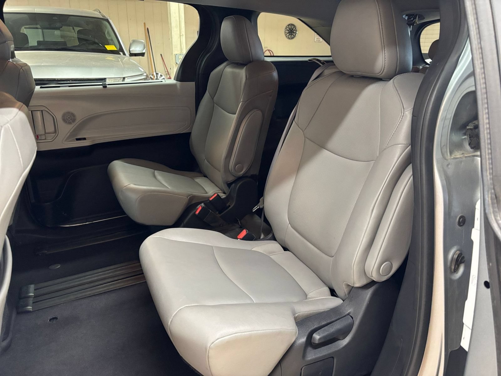 Used 2025 Toyota Sienna XLE FWD image 40