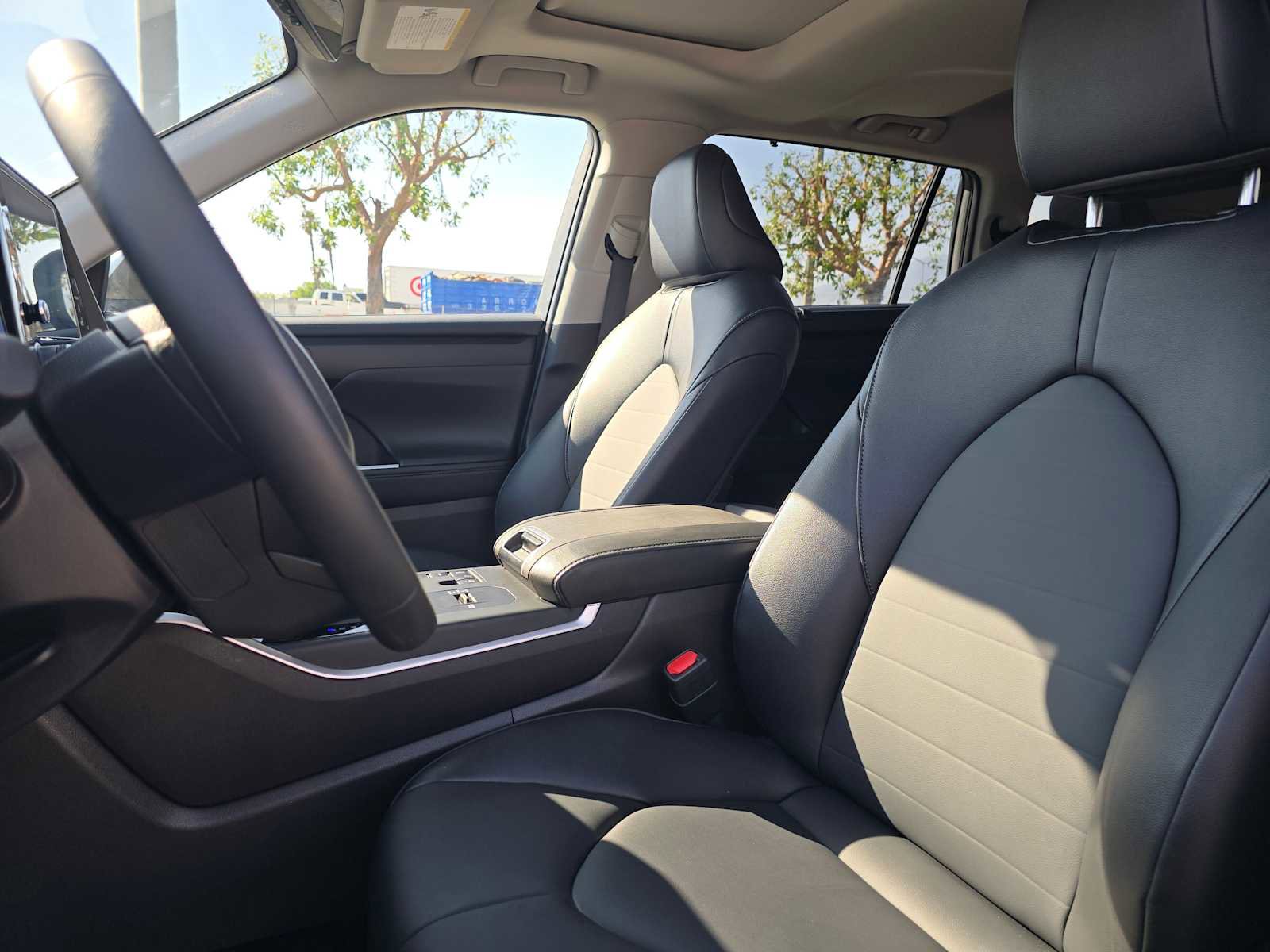 Used 2025 Toyota Highlander XLE image 24