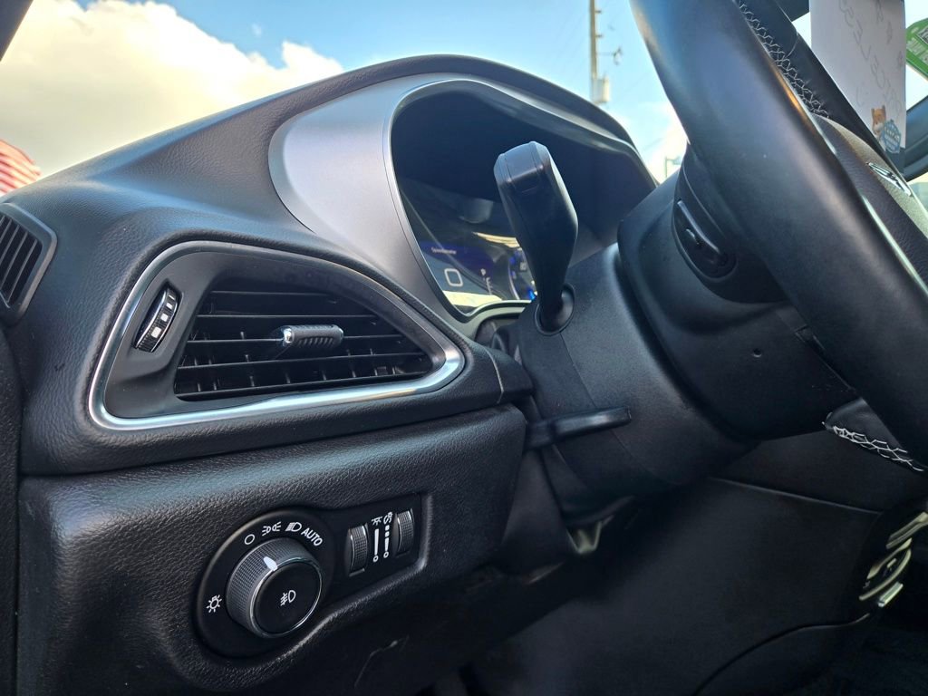 Used 2019 Chrysler Pacifica Touring-L Plus w/ Advanced Safetytec Group FWD image 26