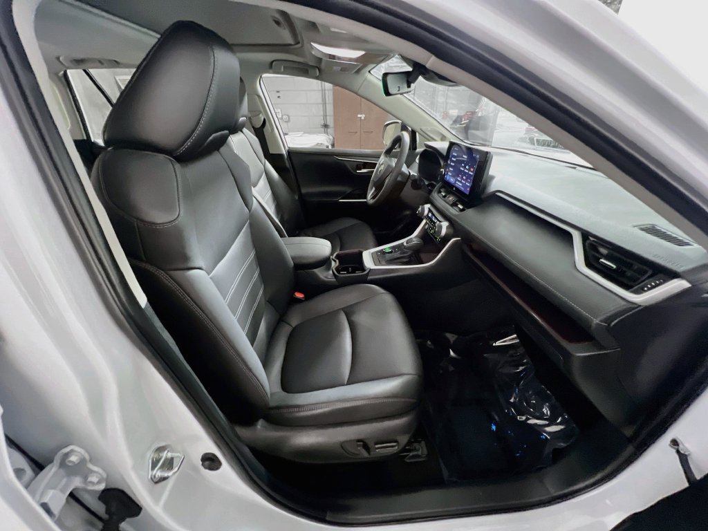 Used 2025 Toyota RAV4 Limited AWD/4WD image 28