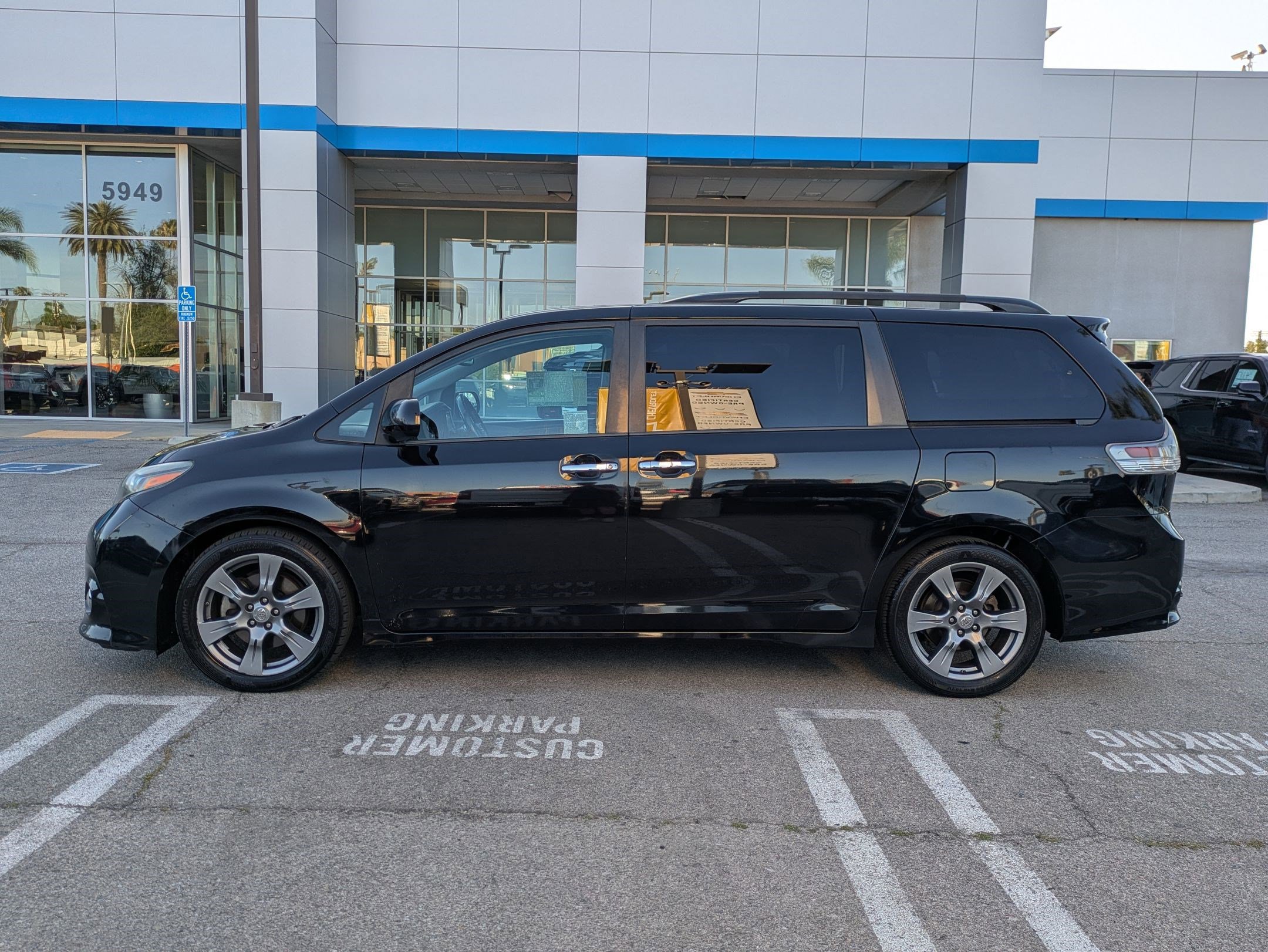 Used 2017 Toyota Sienna SE image 8