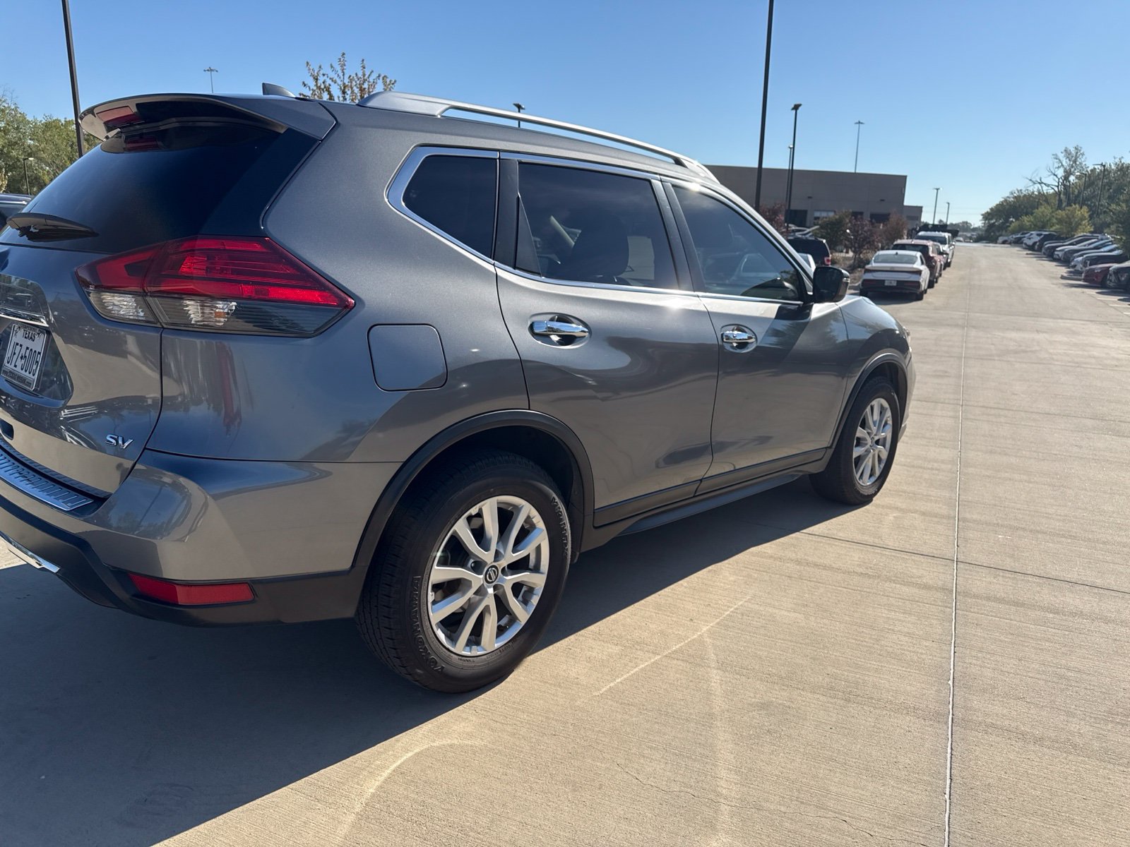 Used 2017 Nissan Rogue SV FWD image 3
