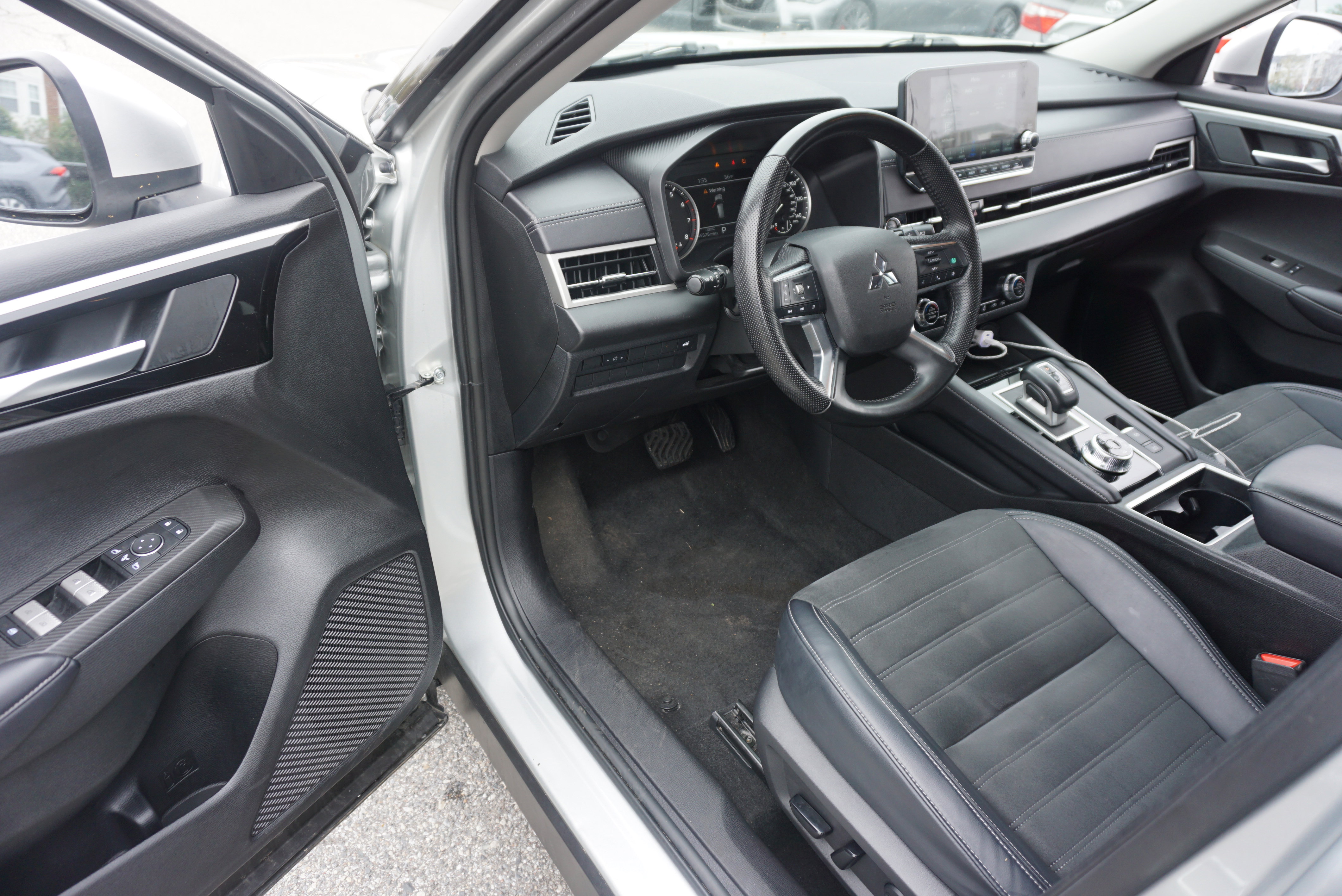 Used 2024 Mitsubishi Outlander SE image 7