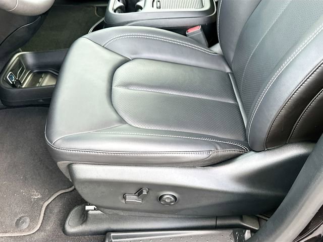 Used 2024 Chrysler Pacifica Select image 19