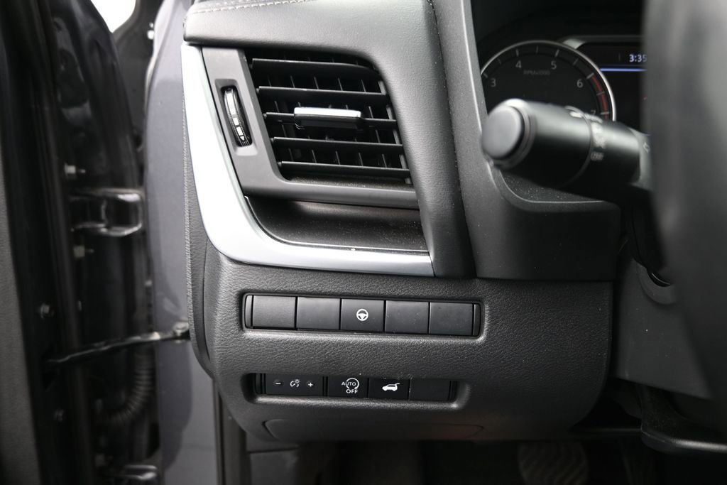 Used 2025 Nissan Rogue SV AWD/4WD image 27