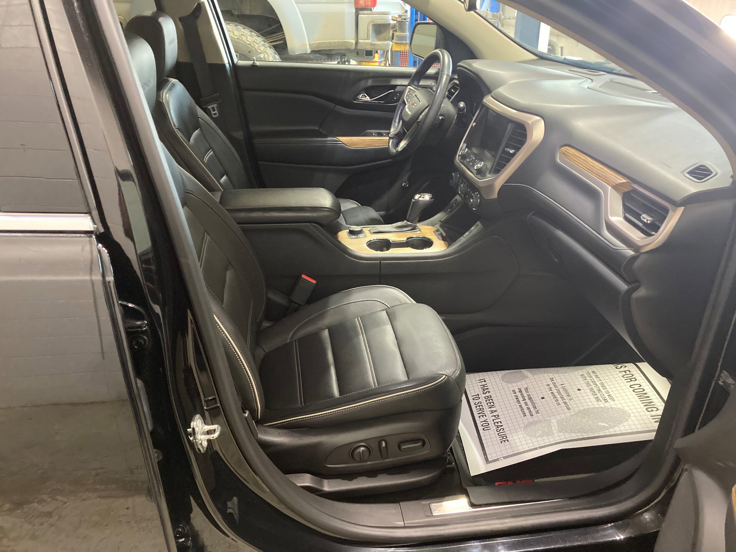 Used 2017 GMC Acadia Denali AWD/4WD image 4
