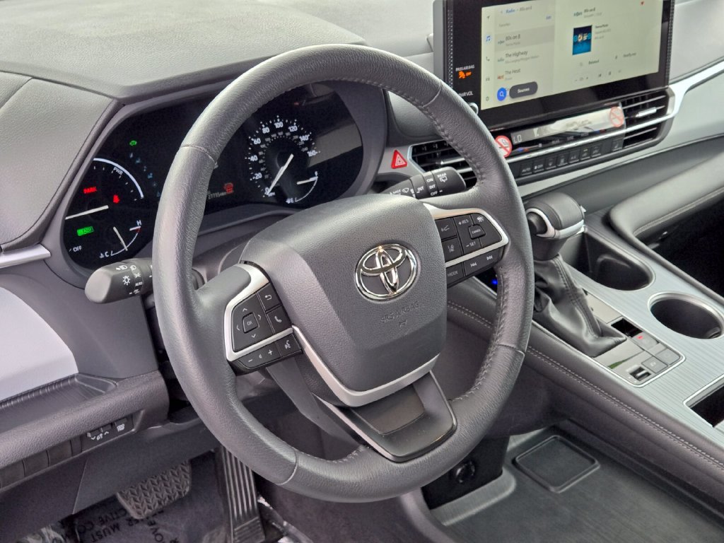 Used 2025 Toyota Sienna XLE FWD image 26