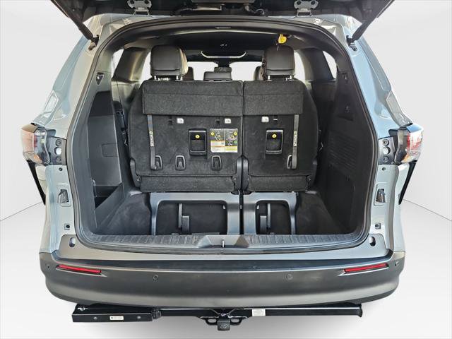 Certified 2025 Toyota Sienna XLE Woodland Edition AWD/4WD image 22