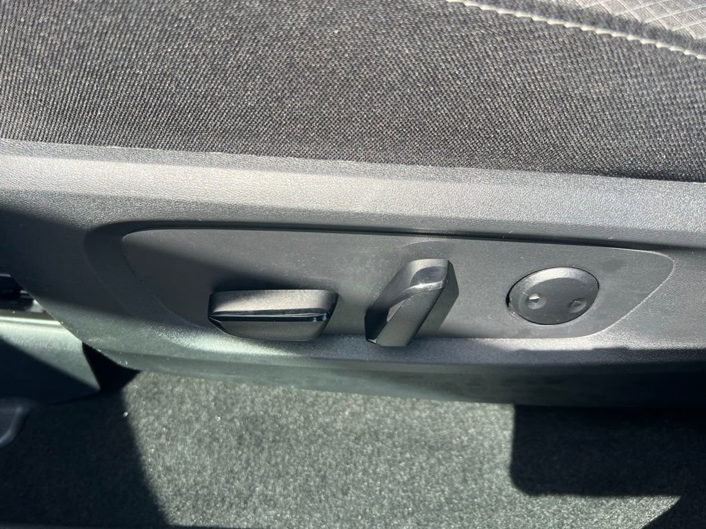 Used 2025 Nissan Pathfinder SV image 17