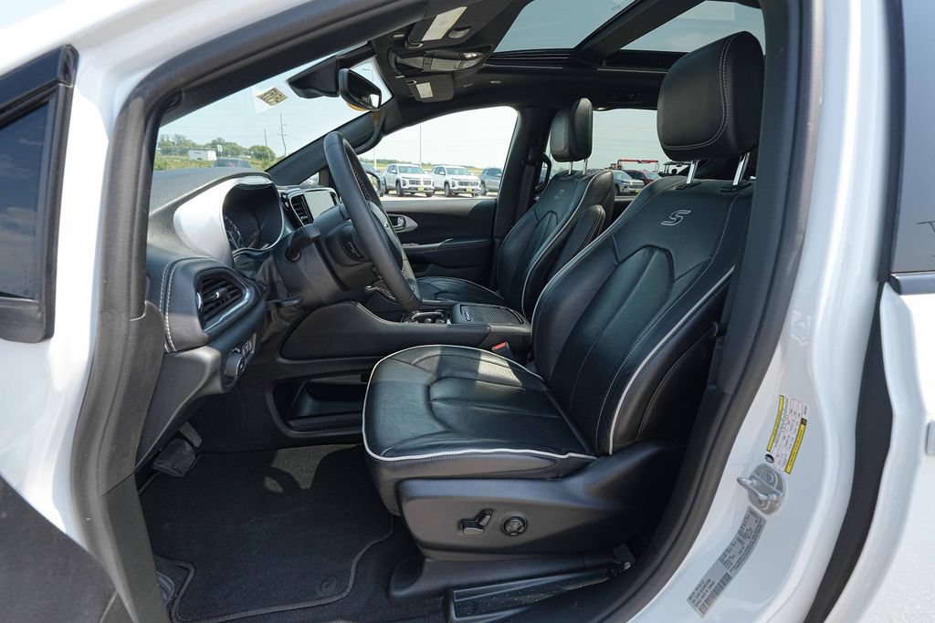 Used 2025 Chrysler Pacifica Limited FWD image 17