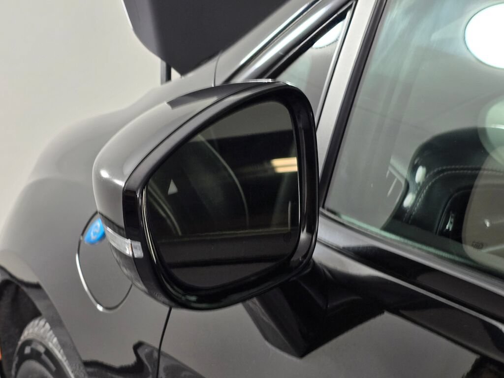Used 2023 Chrysler Pacifica Limited w/ Uconnect Theater Family Group FWD image 12
