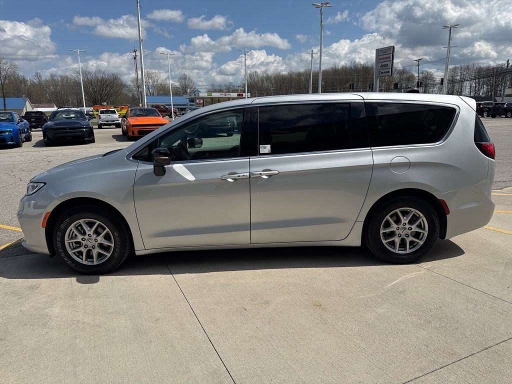 Used 2024 Chrysler Pacifica Touring-L FWD image 10