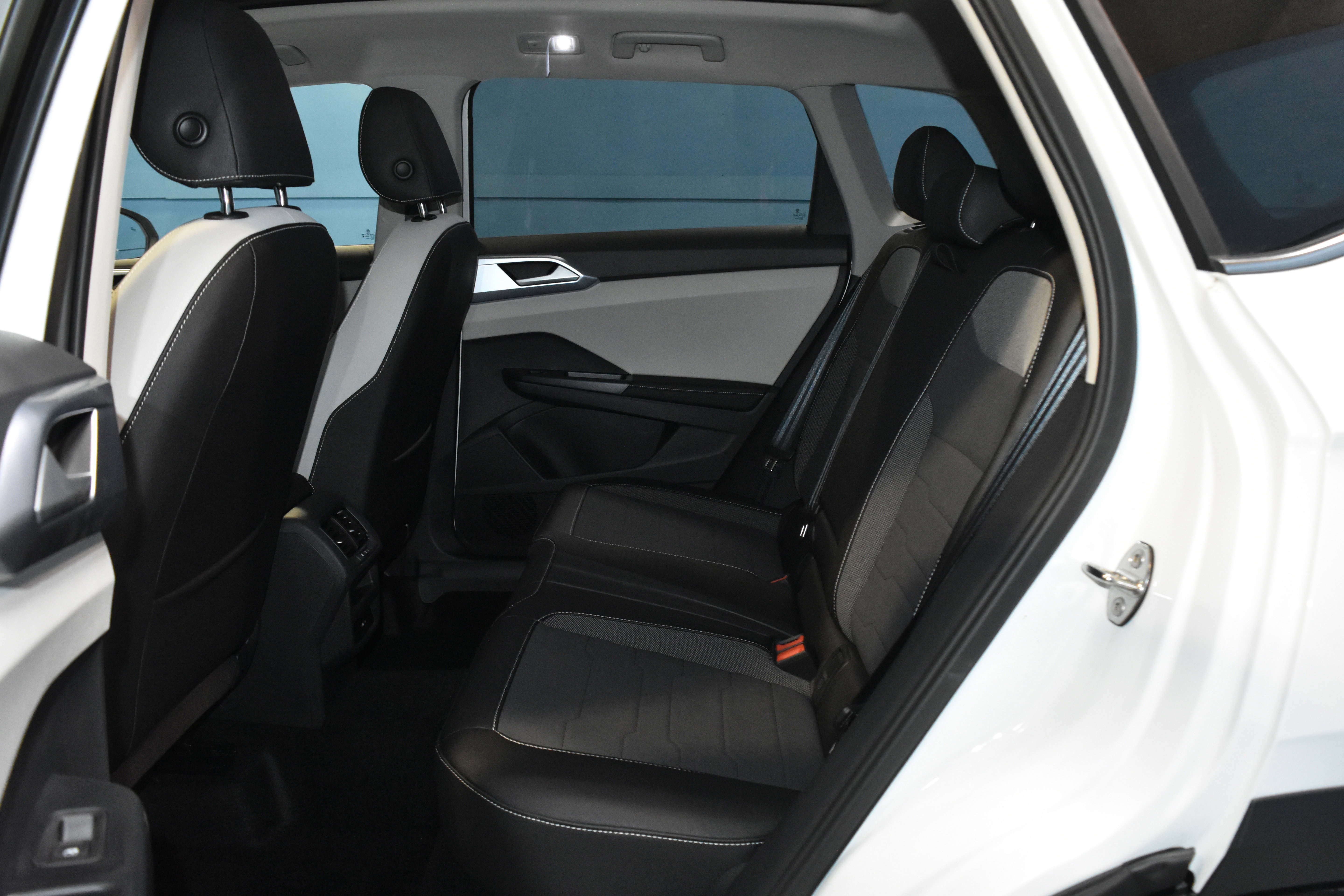 New 2025 Volkswagen Taos SE image 16