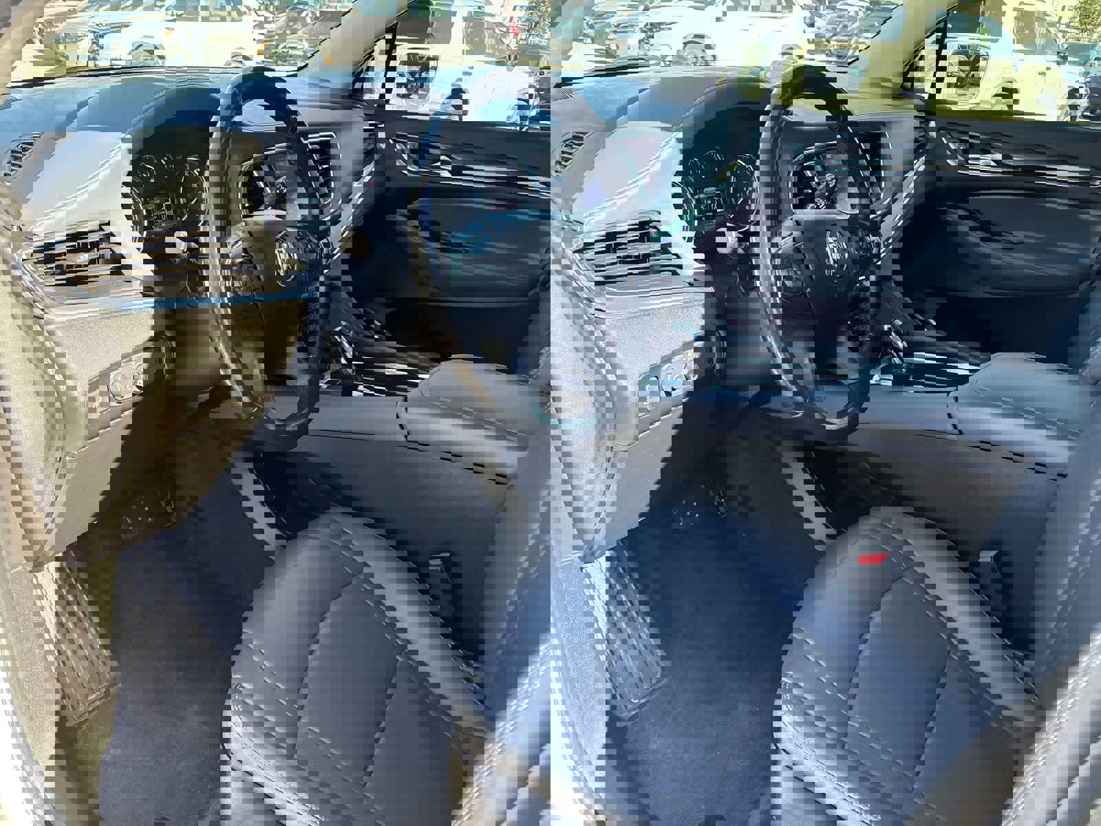 Used 2019 Buick Enclave Essence image 2