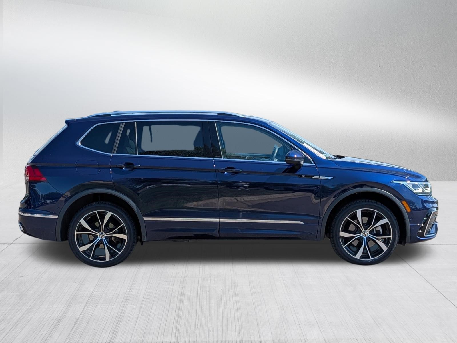 Certified 2023 Volkswagen Tiguan SEL R-Line AWD/4WD image 8