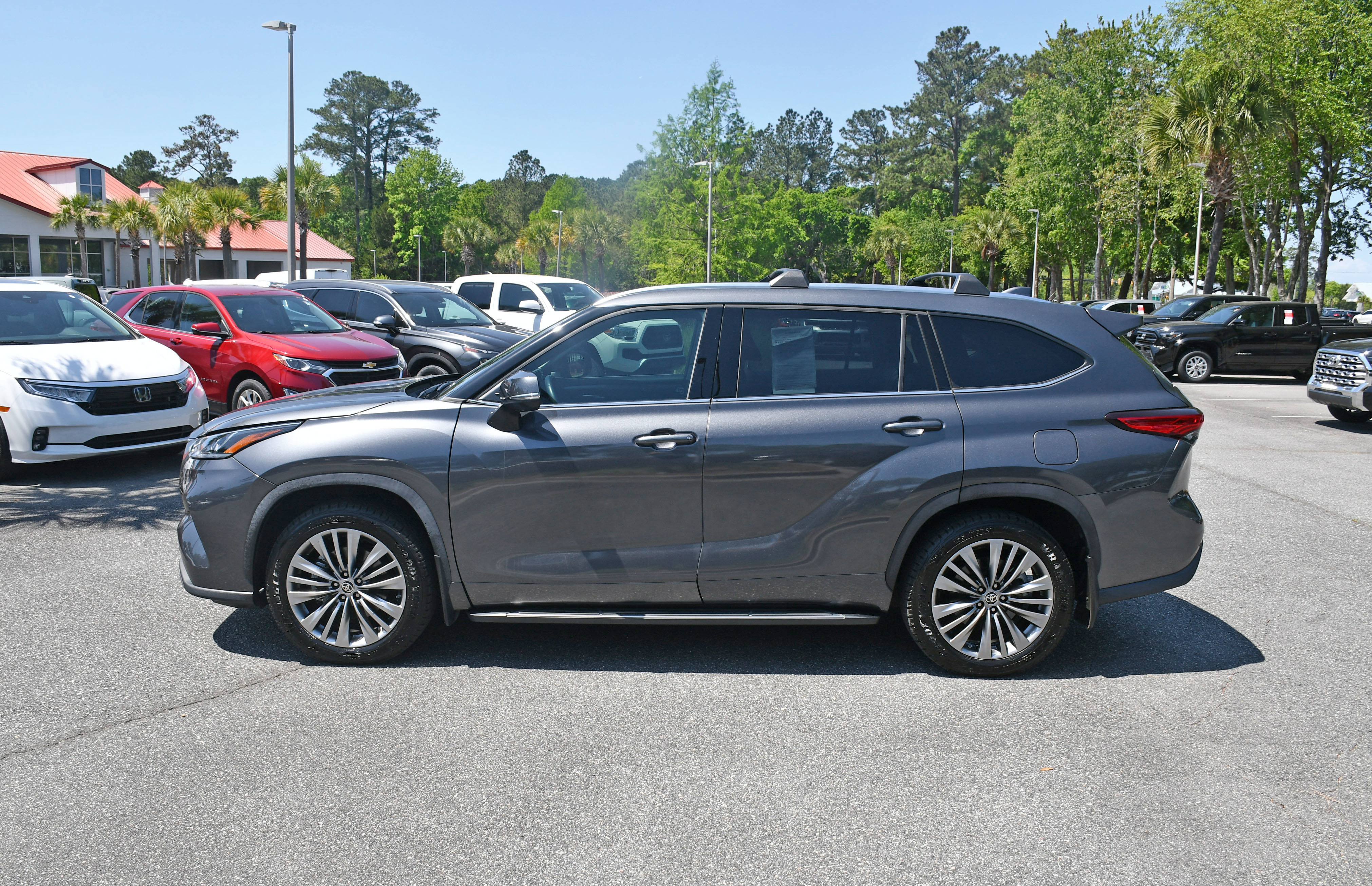 Certified 2020 Toyota Highlander Platinum AWD/4WD image 2