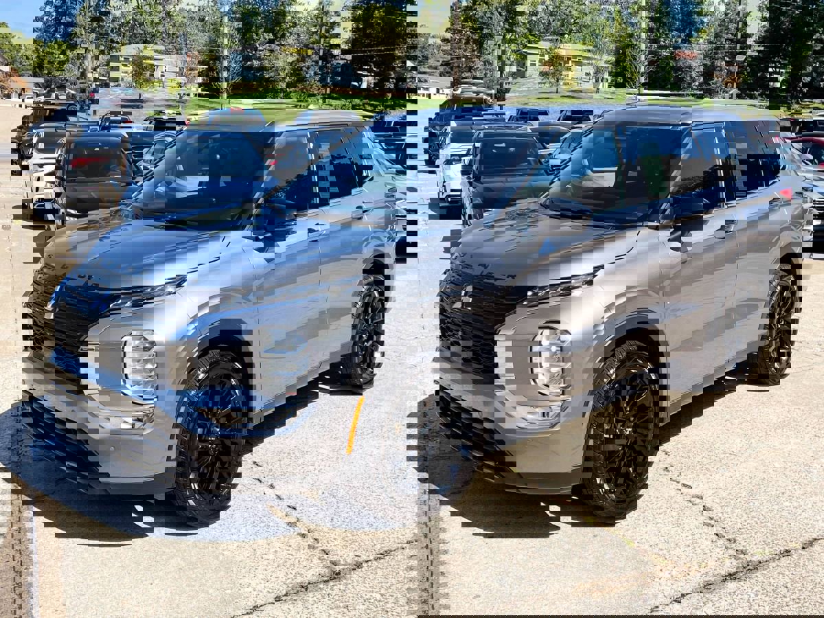 Used 2024 Mitsubishi Outlander SE Black Edition image 1