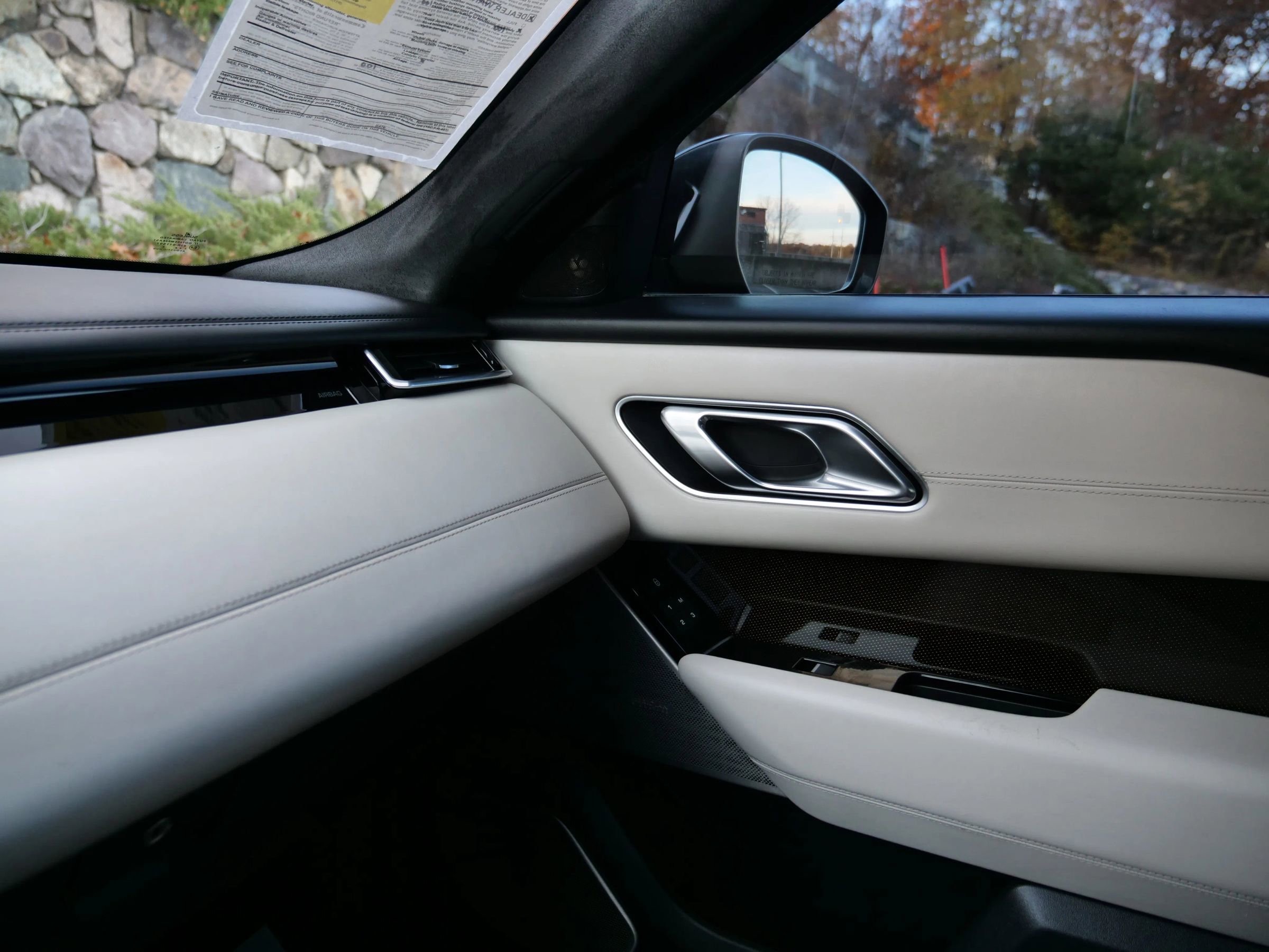 Used 2018 Land Rover Range Rover Velar R-Dynamic HSE image 21