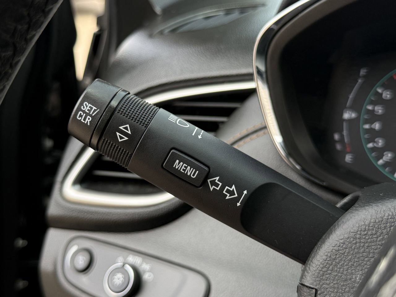 Used 2021 Chevrolet Trax LT w/ Midnight Edition FWD image 18