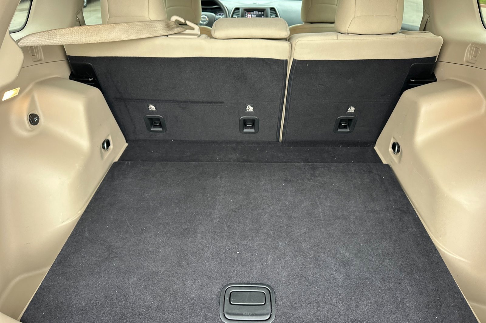 Used 2019 Jeep Cherokee Latitude w/ Popular Appearance Group image 15