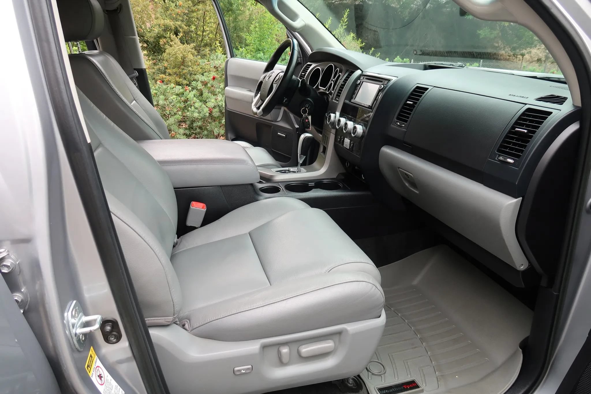 Used 2017 Toyota Sequoia Limited w/ Safety & Convenience Package AWD/4WD image 29