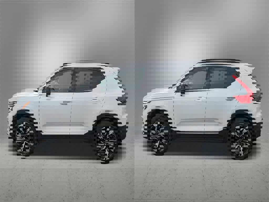 Used 2023 Volvo XC40 B5 Plus w/ Driver Assist Package image 2