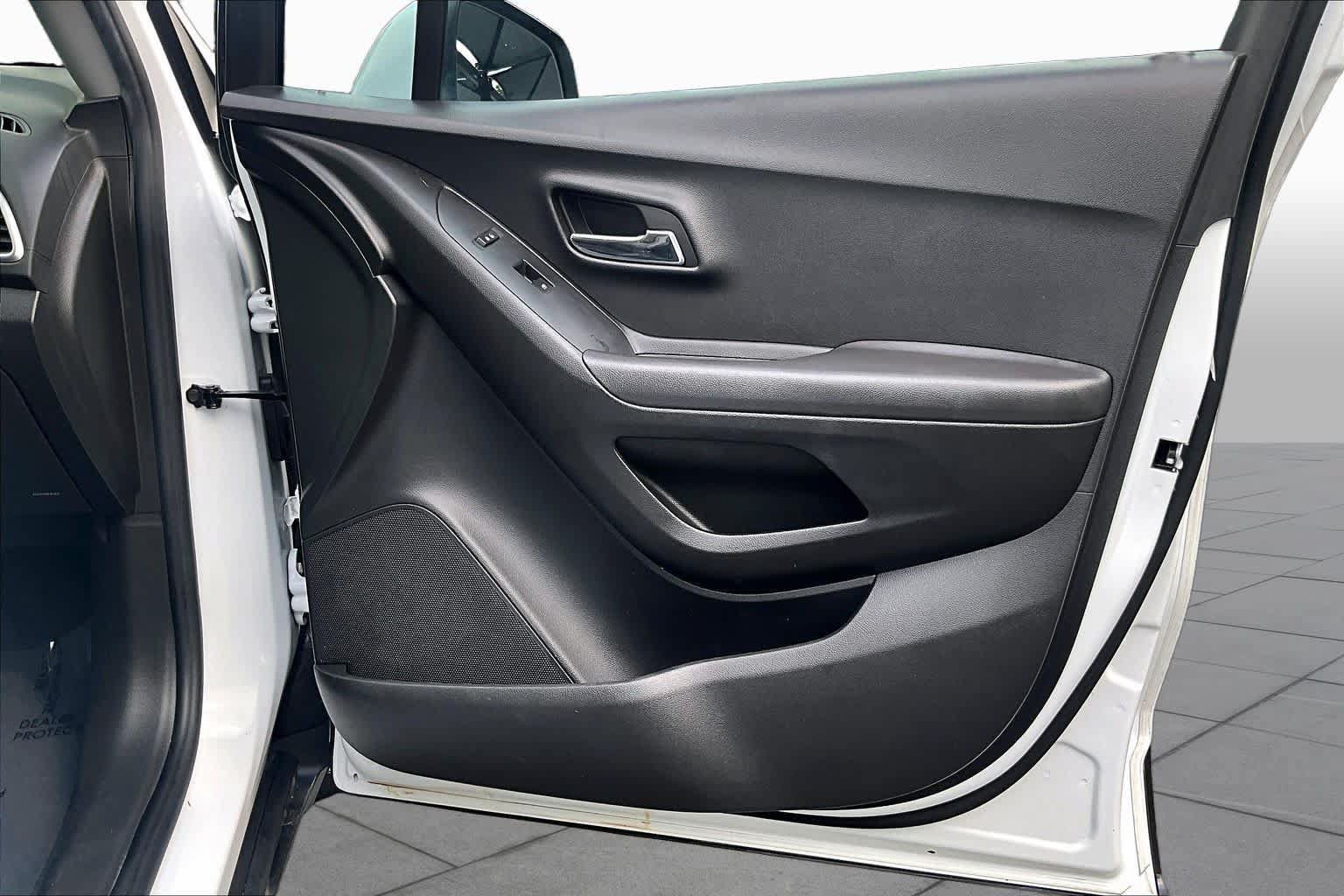 Used 2019 Chevrolet Trax LT w/ LT Convenience Package FWD image 23