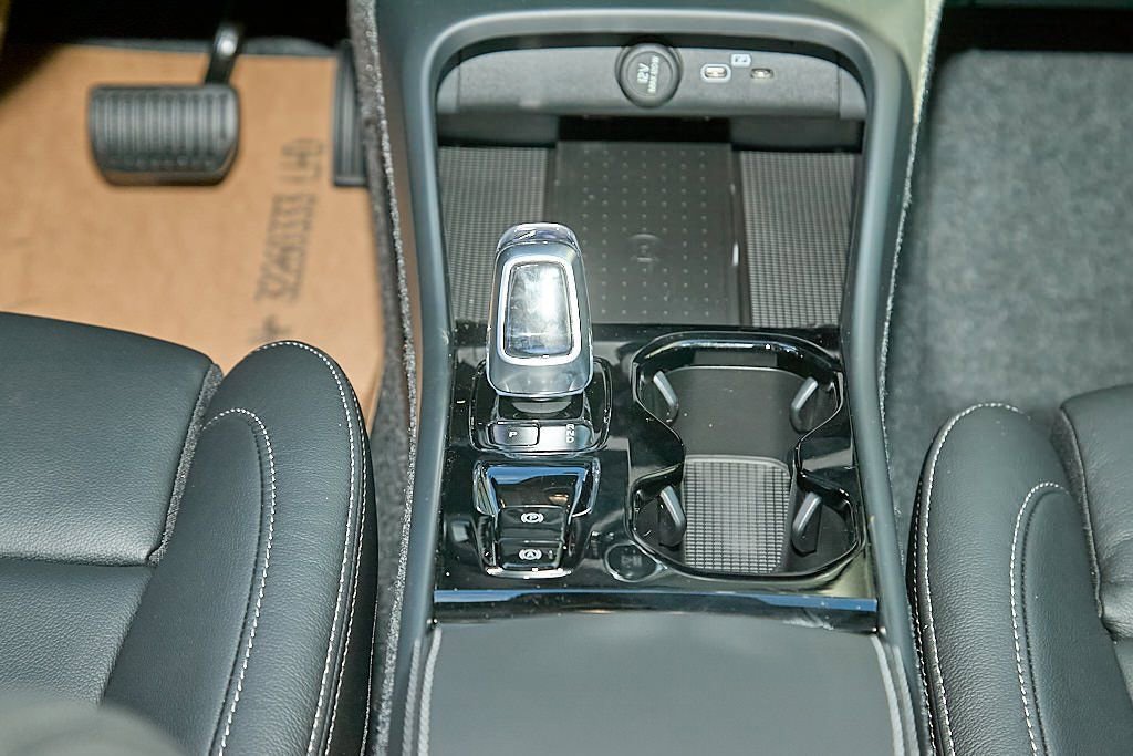 New 2026 Volvo XC40 B5 Plus w/ Protection Package Premier image 28