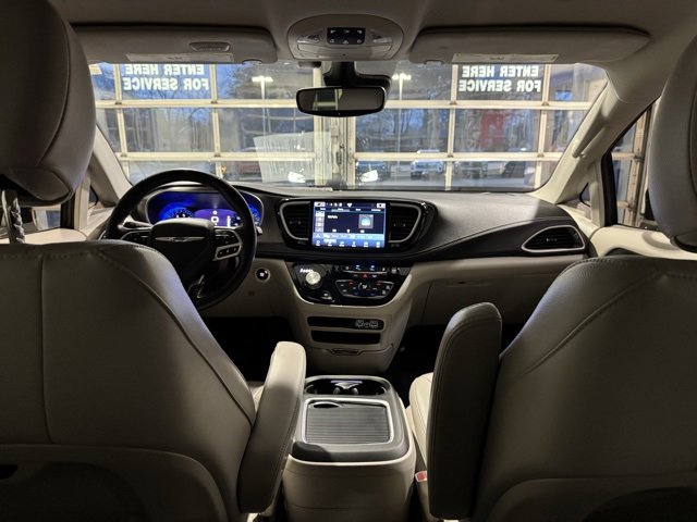 Used 2021 Chrysler Pacifica Touring-L image 16