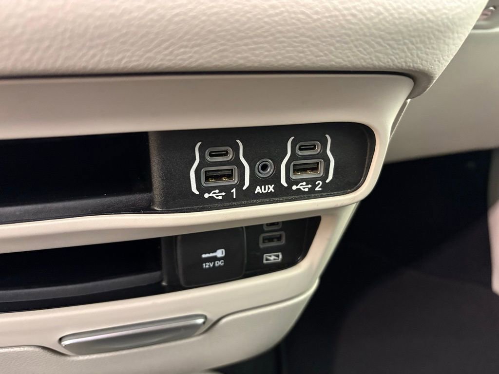 Used 2022 Chrysler Pacifica Touring-L image 30