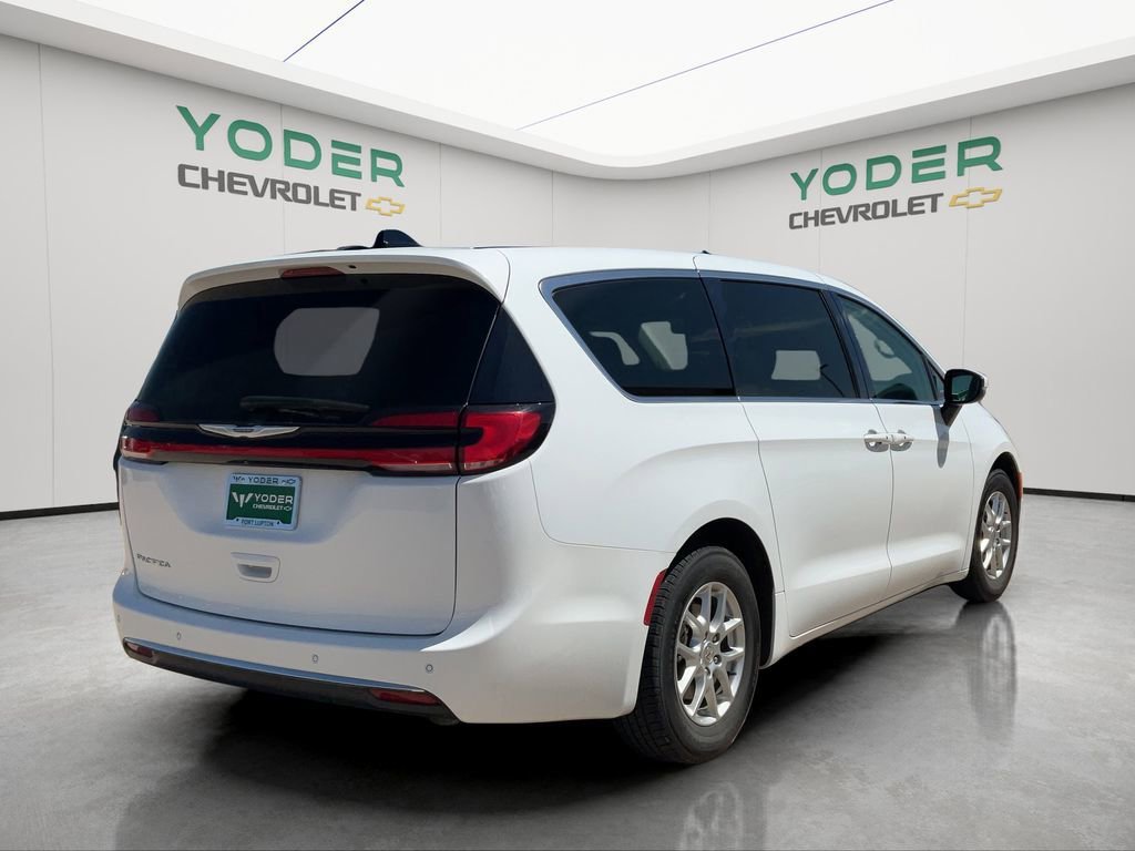 Used 2023 Chrysler Pacifica Touring-L FWD image 7