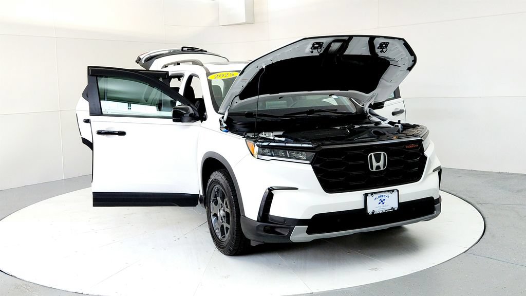 Used 2025 Honda Pilot TrailSport image 9