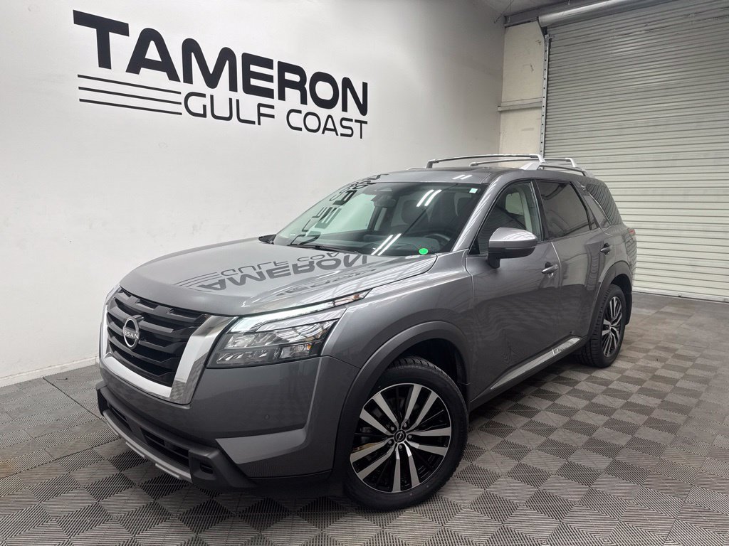 Used 2025 Nissan Pathfinder Platinum FWD image 2