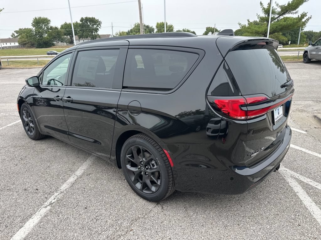 New 2026 Chrysler Pacifica Limited w/ S Appearance Package FWD image 23