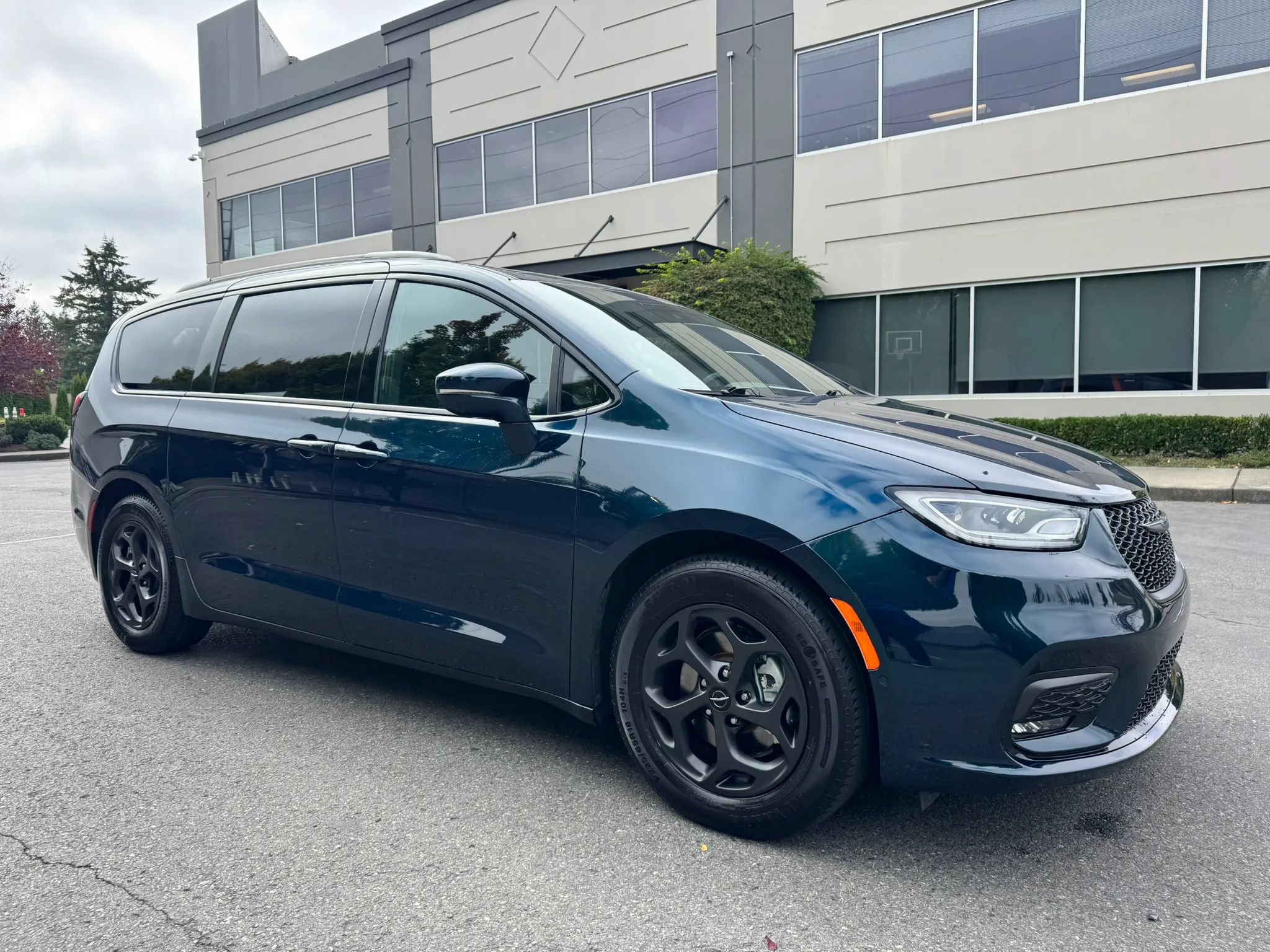 Used 2021 Chrysler Pacifica Touring-L w/ S Appearance Package FWD image 1