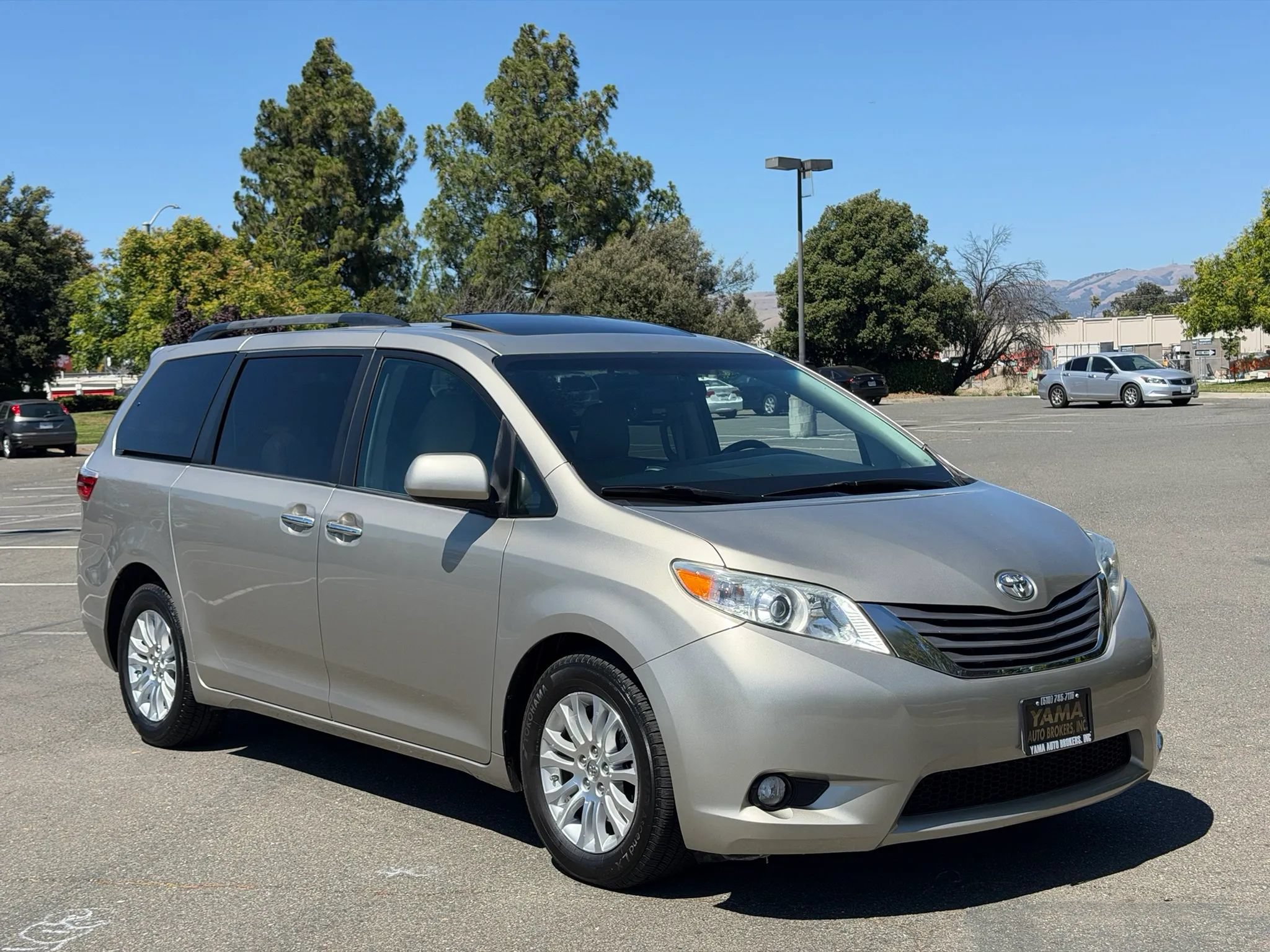 Used 2015 Toyota Sienna XLE Premium FWD image 19