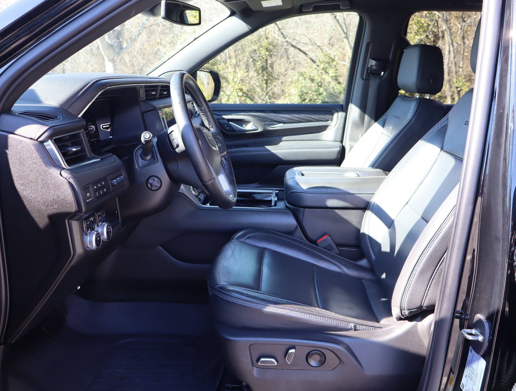 Used 2023 GMC Yukon XL Denali AWD/4WD image 15