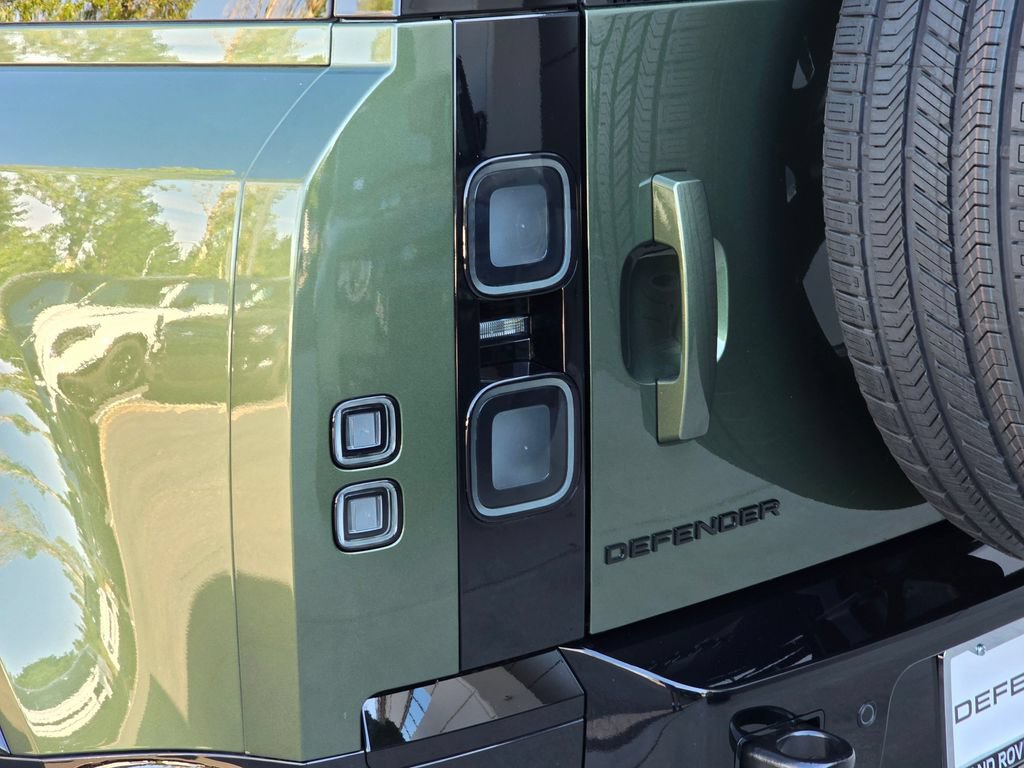 New 2026 Land Rover Defender 110 X-Dynamic SE AWD/4WD image 35
