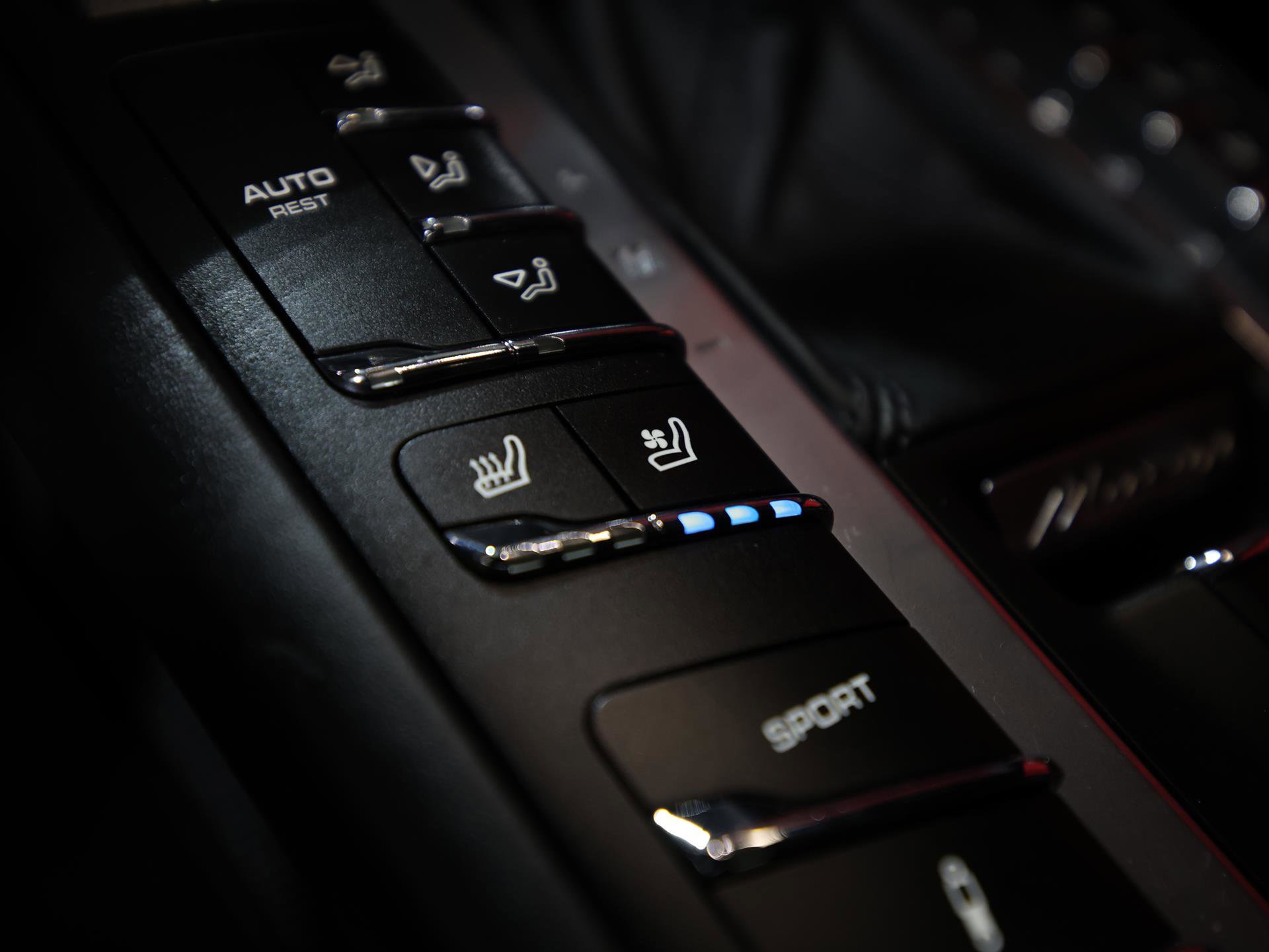 Used 2015 Porsche Macan Turbo AWD/4WD image 24