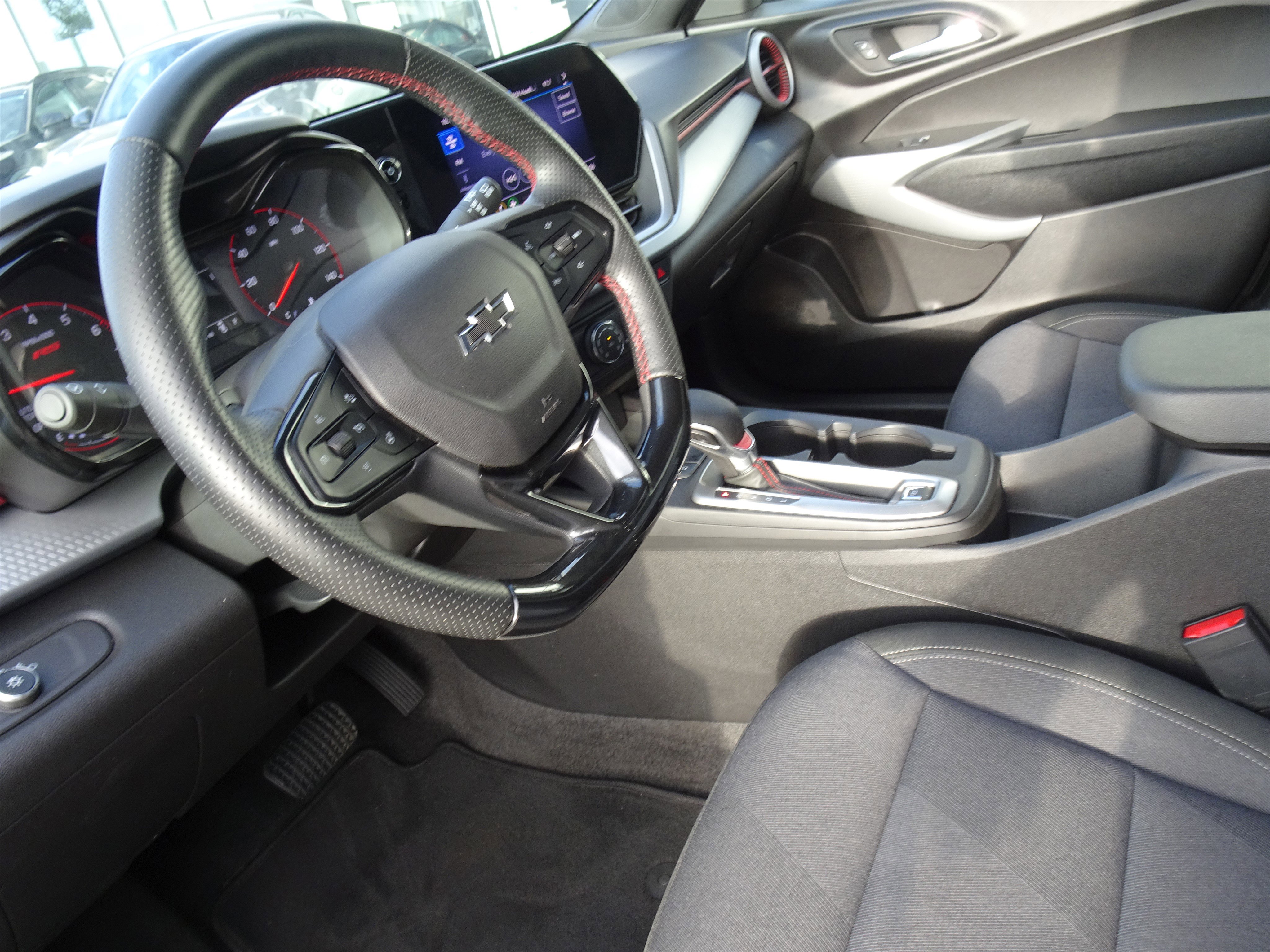 Used 2025 Chevrolet Trax RS image 12