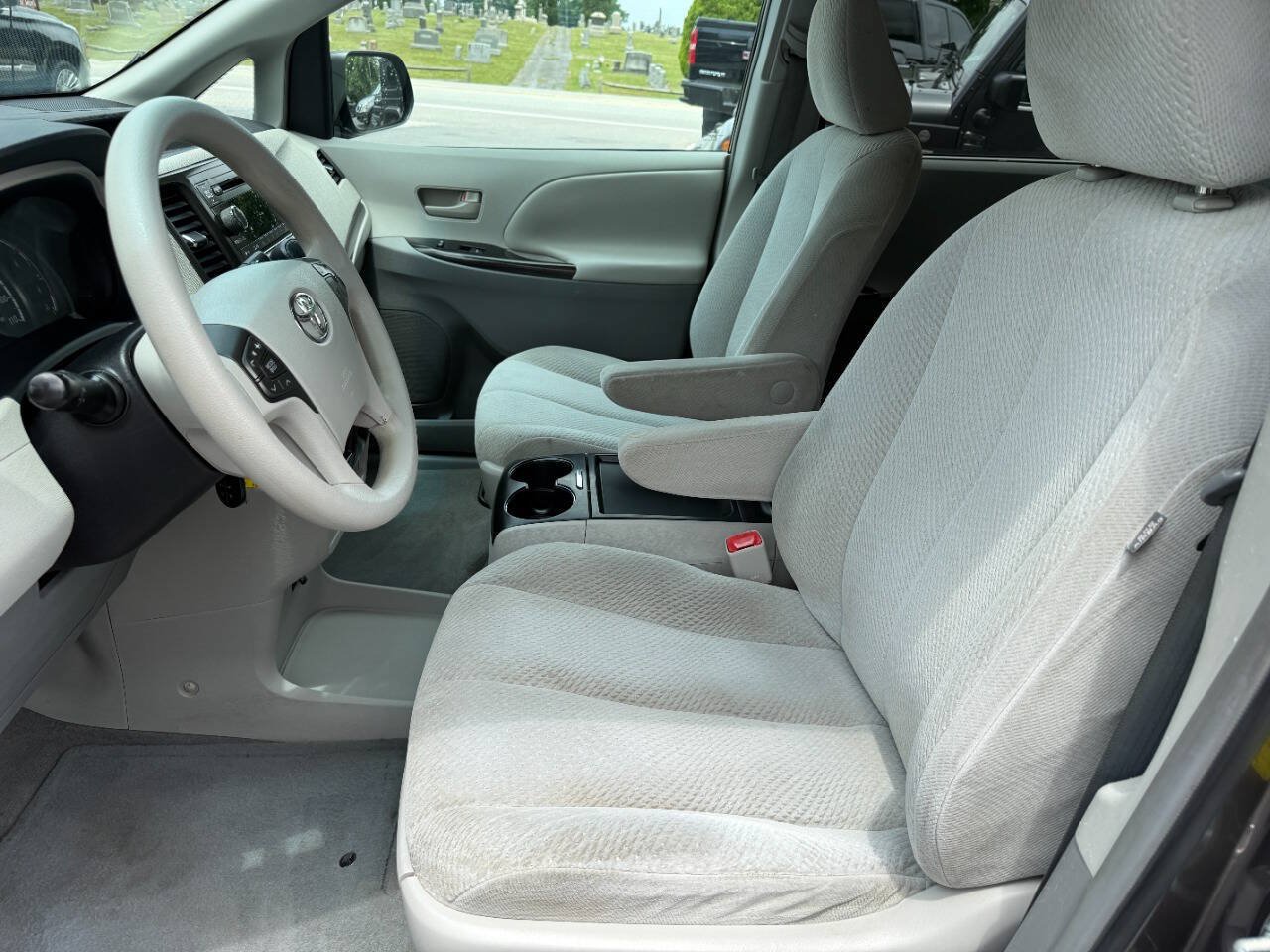 Used 2011 Toyota Sienna LE FWD image 11
