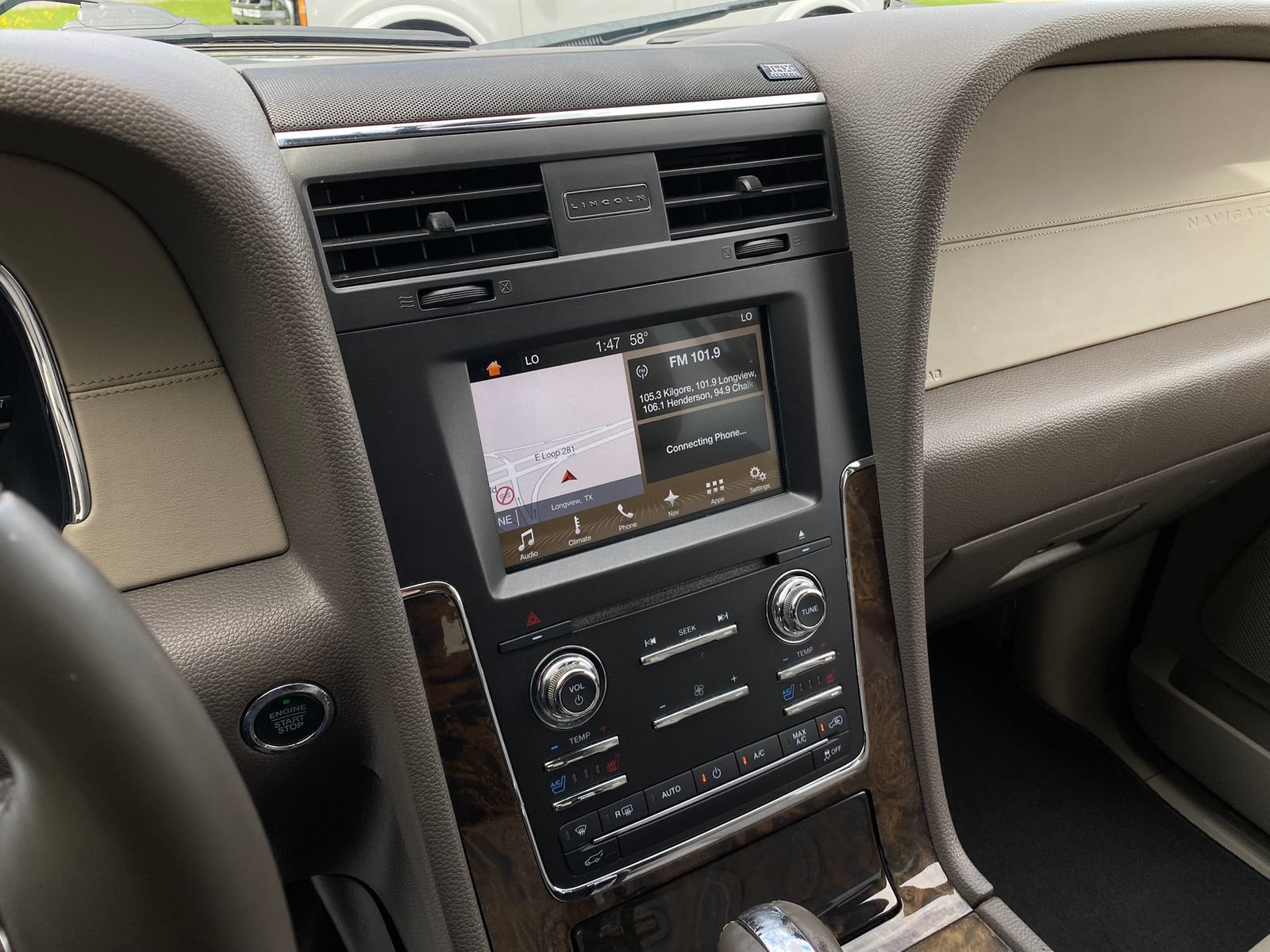 Used 2017 Lincoln Navigator L Select RWD image 16