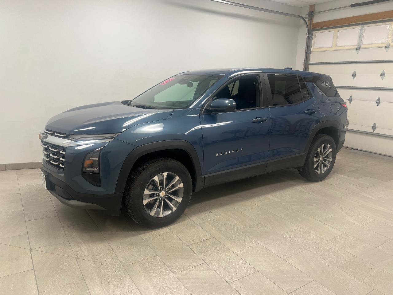 Used 2025 Chevrolet Equinox LT image 2