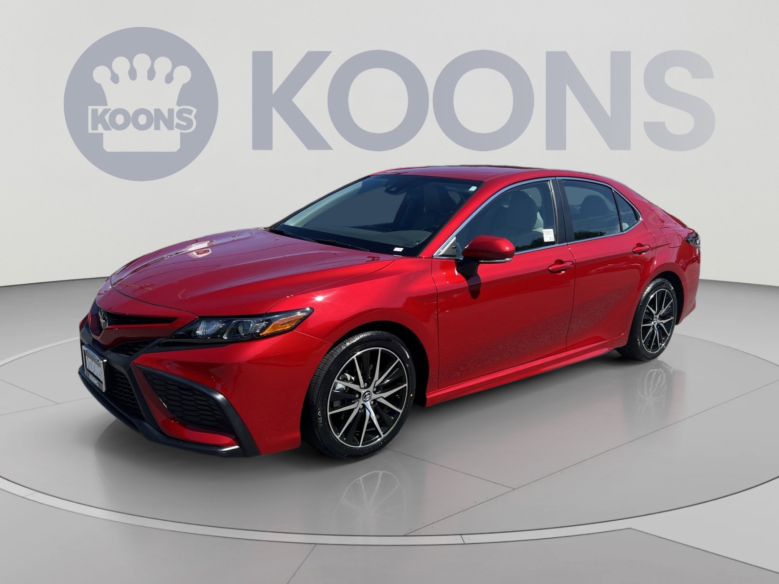Used 2022 Toyota Camry SE FWD image 1