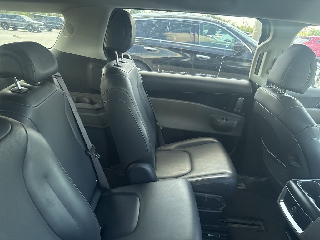 Used 2025 Kia Carnival FWD image 12