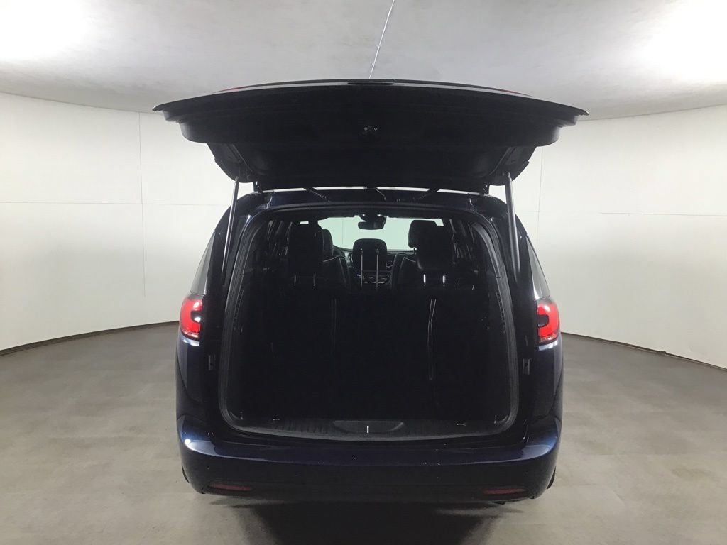 Used 2023 Chrysler Pacifica Limited w/ Uconnect Theater Family Group FWD image 18