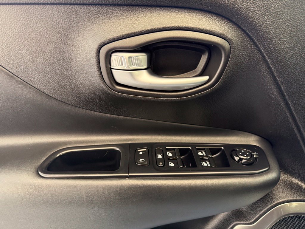 Used 2018 Jeep Renegade Limited w/ UConnect 8.4 Nav Group AWD/4WD image 32
