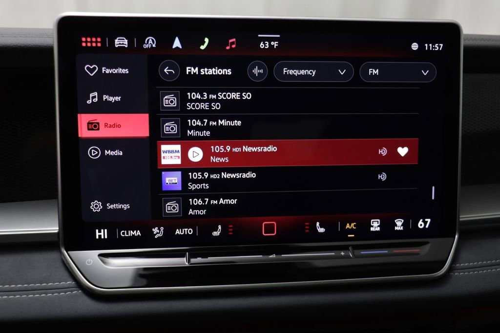 Used 2025 Volkswagen Tiguan SE w/ Panoramic Sunroof Package image 8