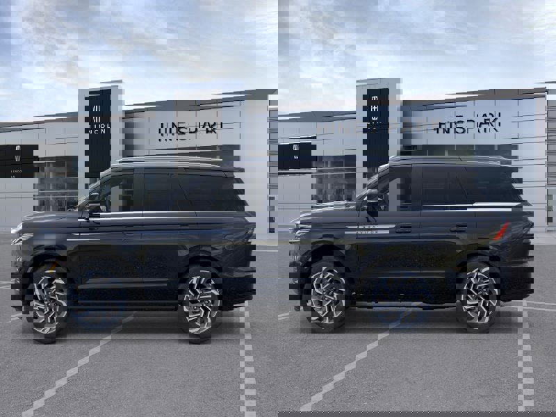 New 2025 Lincoln Navigator Reserve image 3