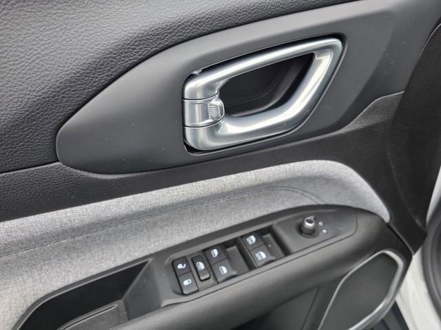 Used 2025 Jeep Compass Latitude AWD/4WD image 14